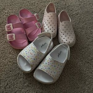 Toddler girls size 6 and 7. Worn but still have lots of use